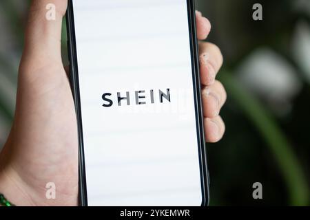 Une personne utilisant l’application Shein sur un téléphone mobile. Shein vise un flottement boursier londonien au début de l'année prochaine, selon les rapports. La firme de mode rapide fondée en Chine se prépare à lancer une première offre publique (IPO) sur la Bourse de Londres au premier trimestre de 2025, a rapporté le Times. Le blockbuster float devrait valoriser le géant de la vente au détail à environ 50 milliards de livres sterling. Voir PA Story CITY Shein. Date de la photo : lundi 18 novembre 2024. Banque D'Images