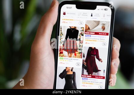 Une personne utilisant l’application Shein sur un téléphone mobile. Shein vise un flottement boursier londonien au début de l'année prochaine, selon les rapports. La firme de mode rapide fondée en Chine se prépare à lancer une première offre publique (IPO) sur la Bourse de Londres au premier trimestre de 2025, a rapporté le Times. Le blockbuster float devrait valoriser le géant de la vente au détail à environ 50 milliards de livres sterling. Voir PA Story CITY Shein. Date de la photo : lundi 18 novembre 2024. Banque D'Images