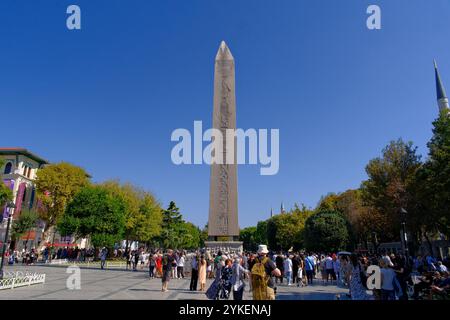 Istanbul, Turquie-Sep.27th 2024 : beaucoup de touristes à l'obélisque de Théodose sur la place Sultanahmet Banque D'Images