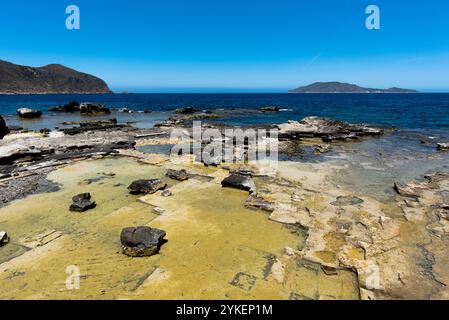 Vieilles carrières de tufs abandonnées sur la côte avec mer bleue cristalline dans l'île de Favignana en Trapani Sicile Italie Banque D'Images