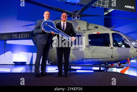 18 novembre 2024, Bavière, Donauwörth : Boris Pistorius (R, SPD), ministre fédéral de la Défense, et Stefan Thomé, directeur d'Airbus Helicopters Allemagne, se tiennent ensemble pour une photo à Airbus Helicopters lors de la remise du premier hélicoptère H145-M. Il y a un an, les forces armées allemandes ont commandé 62 hélicoptères à Airbus pour 2,5 milliards d’euros. D'ici 2028, la compagnie livrera les hélicoptères H145-M restants à l'armée et à l'armée de l'air allemandes et formera les pilotes. Photo : Sven Hoppe/dpa Banque D'Images