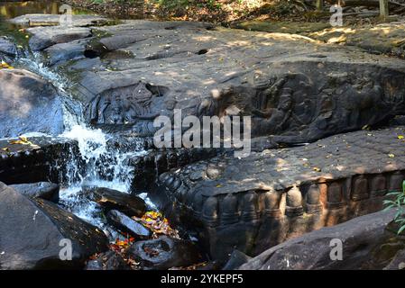 Sculptures rupestres de dieux hindous à Kbal Spean Banque D'Images