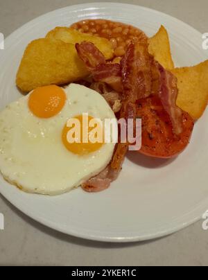 Petit déjeuner traditionnel frit sur assiette blanche Banque D'Images