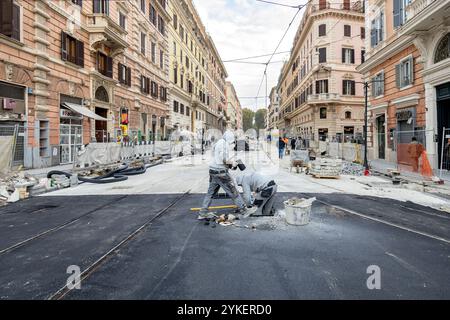 Rome, Italie - 14 novembre 2024 : construction en cours sur la via Ottaviano pour les préparatifs du Jubilé 2025 Banque D'Images