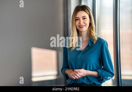 Souriant femme cadre professionnelle réussie gestionnaire des RH utilisant l'ordinateur dans le bureau de l'entreprise Banque D'Images