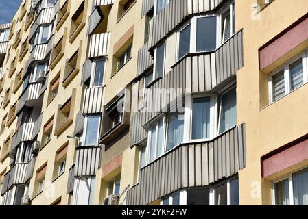 Immeuble d'appartements usé de l'époque communiste. Ensemble de logements communistes traditionnels Banque D'Images