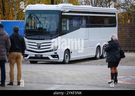 Leipzig, Allemagne. 18 novembre 2024. Un Grand Empire Liner de Morelo d'une valeur d'environ un million d'euros se trouve encore devant le hall d'exposition du salon des loisirs Touristik & Caravaning (TC) de Leipzig. Plus de 450 exposants du secteur du camping et du tourisme témoignent de l’intérêt indéfectible pour l’industrie. Le salon présente la gamme complète des différents véhicules que les gens peuvent utiliser pour voyager et passer la nuit. Sont exposés des tentes de toit, des caravanes, des camping-cars ou d’énormes gigaliners convertis en paysages vivants pour plus d’un million d’euros. Crédit : Jan Woitas/dpa/Alamy Live News Banque D'Images