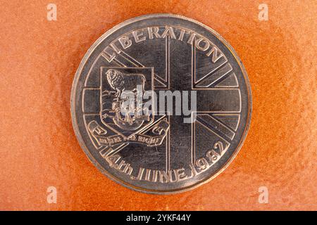Îles Falkland 1982 50p Reine Elizabeth II libération de l'Argentine Force coin montrant le côté queue des pièces avec la pièce disant libération Banque D'Images