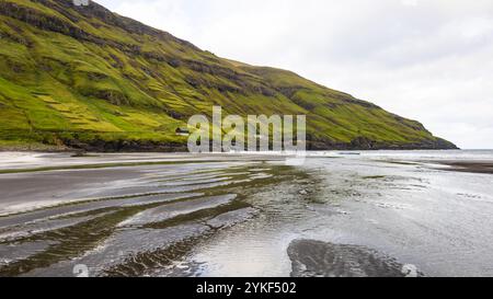 Plage de sable noir de Tjornuvik entourée de montagnes et de falaises sur la côte nord de Streymoy in Féroé visites touristiques et explorer des excursions dans la nature Banque D'Images