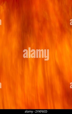 Image abstraite capturant les teintes orange et rouge vibrantes des eaux acides de la mine Rio Tinto à Huelva, en Espagne, reflétant sa riche mine minérale Banque D'Images