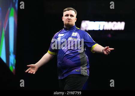 Photo de dossier datée du 23-05-2024 de Luke Littler, qui a révélé comment une boisson énergisante et un coup de sucre l'ont poussé à un premier titre de classement majeur au Grand Chelem des fléchettes. Date d'émission : lundi 18 novembre 2024. Banque D'Images