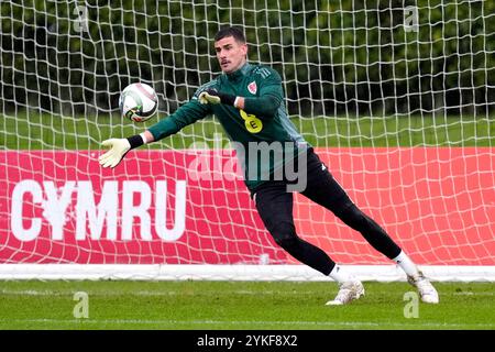 Le gardien du pays de Galles Karl Darlow lors d'une séance d'entraînement au Vale Resort à Hensol. Date de la photo : lundi 18 novembre 2024. Banque D'Images