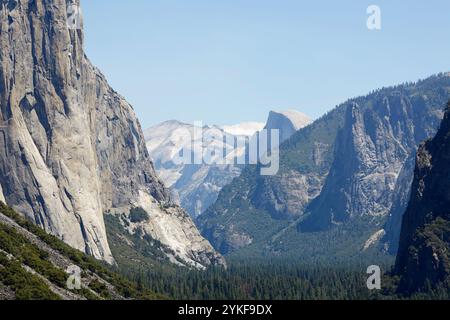 Une vue majestueuse de la chaîne de montagnes emblématique de Yosemite, y compris le célèbre Half Dome au loin les falaises accidentées et la forêt luxuriante en contrebas de capture Banque D'Images