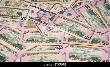 Une collection de billets en dollars américains en différentes coupures réparties, symbolisant la richesse, la finance et le monde des affaires parfait pour l'économie et l'inve Banque D'Images
