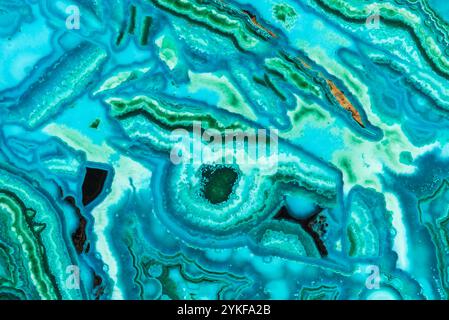 Image en gros plan dynamique montrant les motifs naturels complexes et les bandes de minéraux malachite et chrysocolla avec une finition brillante. Banque D'Images