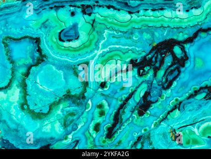 Gros plan de minéraux malachite et azurite présentant des teintes vertes et bleues vives avec des motifs complexes. Banque D'Images