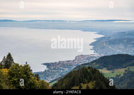 une vue imprenable sur le lac Léman et les colonies environnantes comme vu d'un point de vue lors d'une randonnée à dent de Jaman, dans les Alpes suisses Banque D'Images