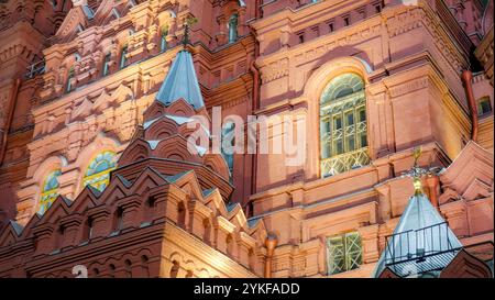Gros plan d'une façade historique de bâtiment en briques rouges à Moscou, en Russie, mettant en évidence des détails architecturaux complexes, des fenêtres cintrées et un motif unique Banque D'Images