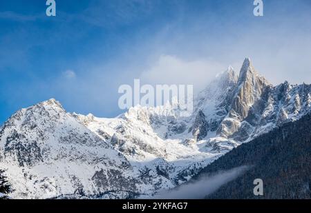 Une vue imprenable sur les montagnes enneigées des Alpes sous un ciel bleu clair ce paysage hivernal capture la beauté sereine des sommets alpins touchés Banque D'Images