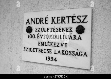 Plaque commémorant le photographe hongrois André Kertész sur le mur de la galerie de photos André Kertész et de la maison commémorative, Szigetbecse, Hongrie Banque D'Images