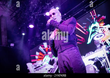 Oslo, Norvège. 17 novembre 2024. Le groupe de synthé-pop anglais The Human League donne un concert au Rockefeller à Oslo. Ici, le chanteur et compositeur Philip Oakey est vu en direct sur scène. Banque D'Images