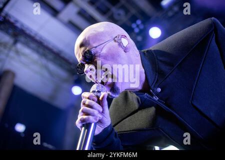 Oslo, Norvège. 17 novembre 2024. Le groupe de synthé-pop anglais The Human League donne un concert au Rockefeller à Oslo. Ici, le chanteur et compositeur Philip Oakey est vu en direct sur scène. Banque D'Images