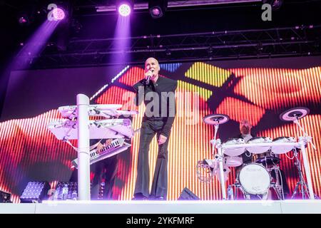 Oslo, Norvège. 17 novembre 2024. Le groupe de synthé-pop anglais The Human League donne un concert au Rockefeller à Oslo. Ici, le chanteur et compositeur Philip Oakey est vu en direct sur scène. Banque D'Images