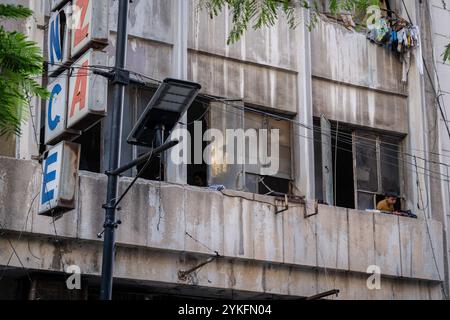 Beyrouth, Liban. 16 novembre 2024. Un garçon est vu regarder par une fenêtre dans son abri à Beyrouth. Alors que la guerre entre le Hezbollah et Israël traîne, les autorités libanaises estiment que plus de 1,2 millions de personnes ont été déplacées à l'intérieur du pays. Crédit : SOPA images Limited/Alamy Live News Banque D'Images