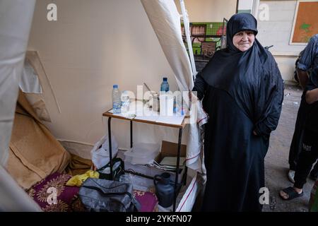 Beyrouth, Liban. 16 novembre 2024. Une femme déplacée est vue montrant sa tente dans laquelle elle vit temporairement. Alors que la guerre entre le Hezbollah et Israël traîne, les autorités libanaises estiment que plus de 1,2 millions de personnes ont été déplacées à l'intérieur du pays. Crédit : SOPA images Limited/Alamy Live News Banque D'Images