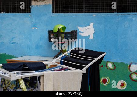 Beyrouth, Liban. 16 novembre 2024. Un mur de l'école transformée en abri vu à Beyrouth. Alors que la guerre entre le Hezbollah et Israël traîne, les autorités libanaises estiment que plus de 1,2 millions de personnes ont été déplacées à l'intérieur du pays. Crédit : SOPA images Limited/Alamy Live News Banque D'Images