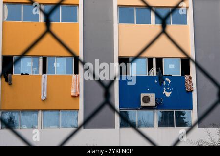 Beyrouth, Liban. 16 novembre 2024. Vêtements vus accrochés à la fenêtre dans un abri temporaire à Beyrouth. Alors que la guerre entre le Hezbollah et Israël traîne, les autorités libanaises estiment que plus de 1,2 millions de personnes ont été déplacées à l'intérieur du pays. Crédit : SOPA images Limited/Alamy Live News Banque D'Images