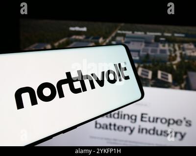 Allemagne. 13 août 2024. Dans cette illustration photo, un smartphone avec le logo de la société suédoise de batteries Northvolt AB est vu devant le site Web de l'entreprise. Crédit : SOPA images Limited/Alamy Live News Banque D'Images