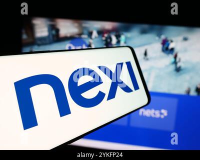 Allemagne. 13 août 2024. Dans cette illustration photo, un smartphone avec le logo de la société italienne de systèmes de paiement Nexi spa est vu devant le site Web de l'entreprise. Crédit : SOPA images Limited/Alamy Live News Banque D'Images