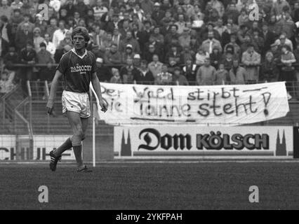 Gelsenkirchen, Deutschland. 31 juillet 2014. PHOTO D'ARCHIVE : Klaus FICHTEL aura 80 ans le 19 novembre 2024, Klaus 'Tanne' FICHTEL, Allemagne, football, FC Schalke 04, b/w, figure entière, debout devant une affiche qui dit 'la forêt est en train de mourir - le sapin n'est pas', QF ? Crédit : dpa/Alamy Live News Banque D'Images