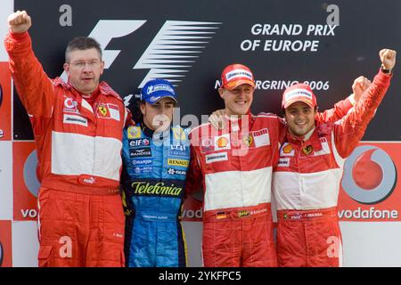 PHOTO D'ARCHIVE : Ross BRAWN aura 70 ans le 23 novembre 2024, 10SN F1 GP 0705.jpg cérémonie de remise des prix : Ross BRAWN (directeur technique Ferrari, 2ème Fernando ALONSO (Renault), vainqueur Michael SCHUMACHER, 3ème Felipe MASSA (tous deux Ferrari) Grand Prix d'Europe de formule 1 au Nuerburgring le 7 mai 2006 ? Sven Simon#Prinzess-Luise-Strasse 41#45479 Muelheim/R uhr #tel. 0208/9413250#fax. 0208/9413260#Kto.1428150 C ommerzbank E ssen BLZ 36040039# www.SvenSimon.net. Banque D'Images