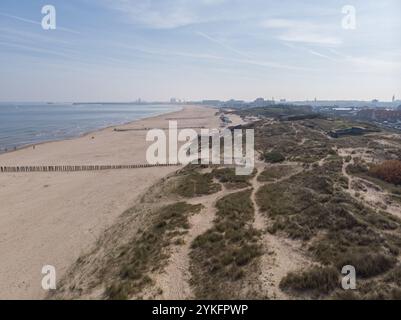 La plage près du port de ferry à Calais, France. 28.05.23 Banque D'Images