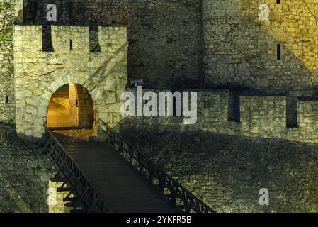 Vestiges des fortifications historiques de la forteresse de Belgrade dans le parc Kalemegdan la nuit à Belgrade, capitale de la Serbie Banque D'Images