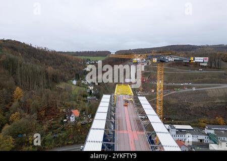 Luftaufnahme. Bauarbeiten, Neubau der Talbruecke Talbrücke Rahmede. Bauarbeiten Talbruecke Talbrücke Rahmede am 14.11.2024 in Luedenscheid Lüdenscheid/Deutschland. *** Vue aérienne des travaux de construction, nouvelle construction du viaduc de Rahmede viaduc de Rahmede travaux de construction viaduc de Rahmede le 14 11 2024 à Luedenscheid Lüdenscheid Allemagne Banque D'Images