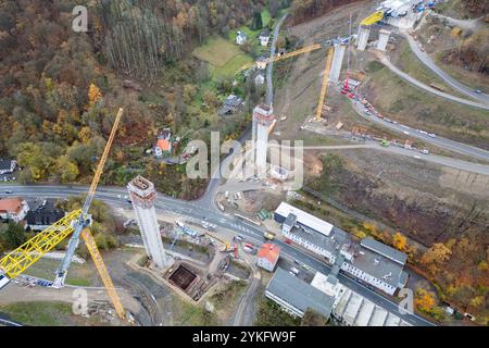 Luftaufnahme. Bauarbeiten, Neubau der Talbruecke Talbrücke Rahmede. Bauarbeiten Talbruecke Talbrücke Rahmede am 14.11.2024 in Luedenscheid Lüdenscheid/Deutschland. *** Vue aérienne des travaux de construction, nouvelle construction du viaduc de Rahmede viaduc de Rahmede travaux de construction viaduc de Rahmede le 14 11 2024 à Luedenscheid Lüdenscheid Allemagne Banque D'Images