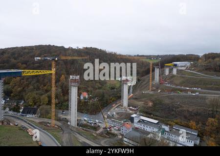 Luftaufnahme. Bauarbeiten, Neubau der Talbruecke Talbrücke Rahmede. Bauarbeiten Talbruecke Talbrücke Rahmede am 14.11.2024 in Luedenscheid Lüdenscheid/Deutschland. *** Vue aérienne des travaux de construction, nouvelle construction du viaduc de Rahmede viaduc de Rahmede travaux de construction viaduc de Rahmede le 14 11 2024 à Luedenscheid Lüdenscheid Allemagne Banque D'Images