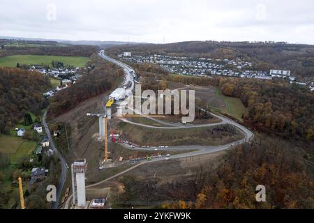 Luftaufnahme. Bauarbeiten, Neubau der Talbruecke Talbrücke Rahmede. Bauarbeiten Talbruecke Talbrücke Rahmede am 14.11.2024 in Luedenscheid Lüdenscheid/Deutschland. *** Vue aérienne des travaux de construction, nouvelle construction du viaduc de Rahmede viaduc de Rahmede travaux de construction viaduc de Rahmede le 14 11 2024 à Luedenscheid Lüdenscheid Allemagne Banque D'Images