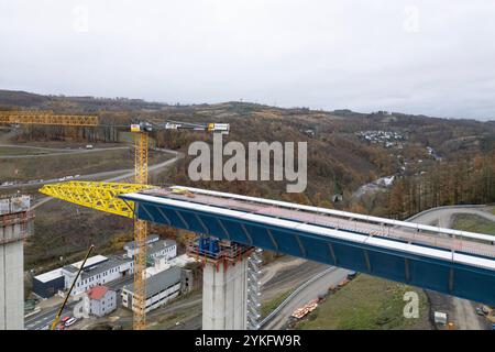 Luftaufnahme. Bauarbeiten, Neubau der Talbruecke Talbrücke Rahmede. Bauarbeiten Talbruecke Talbrücke Rahmede am 14.11.2024 in Luedenscheid Lüdenscheid/Deutschland. *** Vue aérienne des travaux de construction, nouvelle construction du viaduc de Rahmede viaduc de Rahmede travaux de construction viaduc de Rahmede le 14 11 2024 à Luedenscheid Lüdenscheid Allemagne Banque D'Images