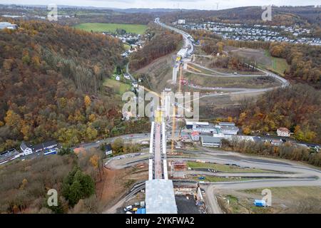 Luftaufnahme. Bauarbeiten, Neubau der Talbruecke Talbrücke Rahmede. Bauarbeiten Talbruecke Talbrücke Rahmede am 14.11.2024 in Luedenscheid Lüdenscheid/Deutschland. *** Vue aérienne des travaux de construction, nouvelle construction du viaduc de Rahmede viaduc de Rahmede travaux de construction viaduc de Rahmede le 14 11 2024 à Luedenscheid Lüdenscheid Allemagne Banque D'Images