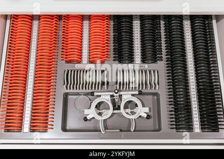 Monture d'essai d'optométriste et ensemble de lentilles pour l'examen de la vue Banque D'Images