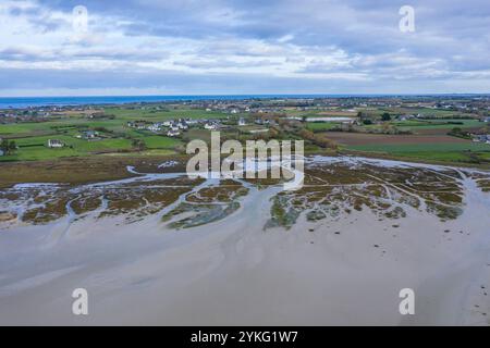 LuftBild Bucht Baie du Kernic am Ärmelkanal BEI Ebbe, Sandbänke, Plouescat, Leon, Departement Finistère Penn-Ar-Bed, région Bretagne Breizh, Frankreich *** vue aérienne Baie du Kernic sur la Manche à marée basse, bancs de sable, Plouescat, Leon, Finistère Penn Ar Bed Department, Bretagne Breizh region, France Banque D'Images