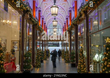 Mayfair, Londres, Royaume-Uni. 18 novembre 2024. Les décorations de Noël et les vitrines du Mayfair de Londres ajoutent de la couleur un jour gris. La Royal Arcade à Mayfair. Crédit : Malcolm Park/Alamy Live News Banque D'Images