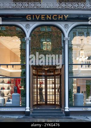 Mayfair, Londres, Royaume-Uni. 18 novembre 2024. Les décorations de Noël et les disp-lay de fenêtre dans Mayfair de Londres ajoutent de la couleur un jour gris. Magasin Givenchy sur New Bond Street. Crédit : Malcolm Park/Alamy Live News Banque D'Images