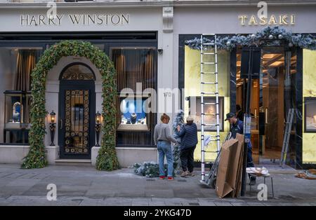 Mayfair, Londres, Royaume-Uni. 18 novembre 2024. Les décorations de Noël et les vitrines du Mayfair de Londres ajoutent de la couleur un jour gris. Crédit : Malcolm Park/Alamy Live News Banque D'Images