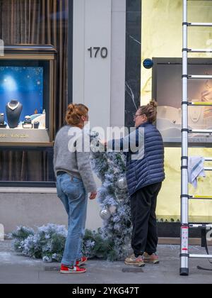 Mayfair, Londres, Royaume-Uni. 18 novembre 2024. Les décorations de Noël et les vitrines du Mayfair de Londres ajoutent de la couleur un jour gris. Crédit : Malcolm Park/Alamy Live News Banque D'Images