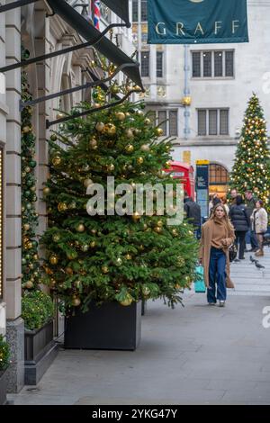 Mayfair, Londres, Royaume-Uni. 18 novembre 2024. Les décorations de Noël et les vitrines du Mayfair de Londres ajoutent de la couleur un jour gris. Crédit : Malcolm Park/Alamy Live News Banque D'Images